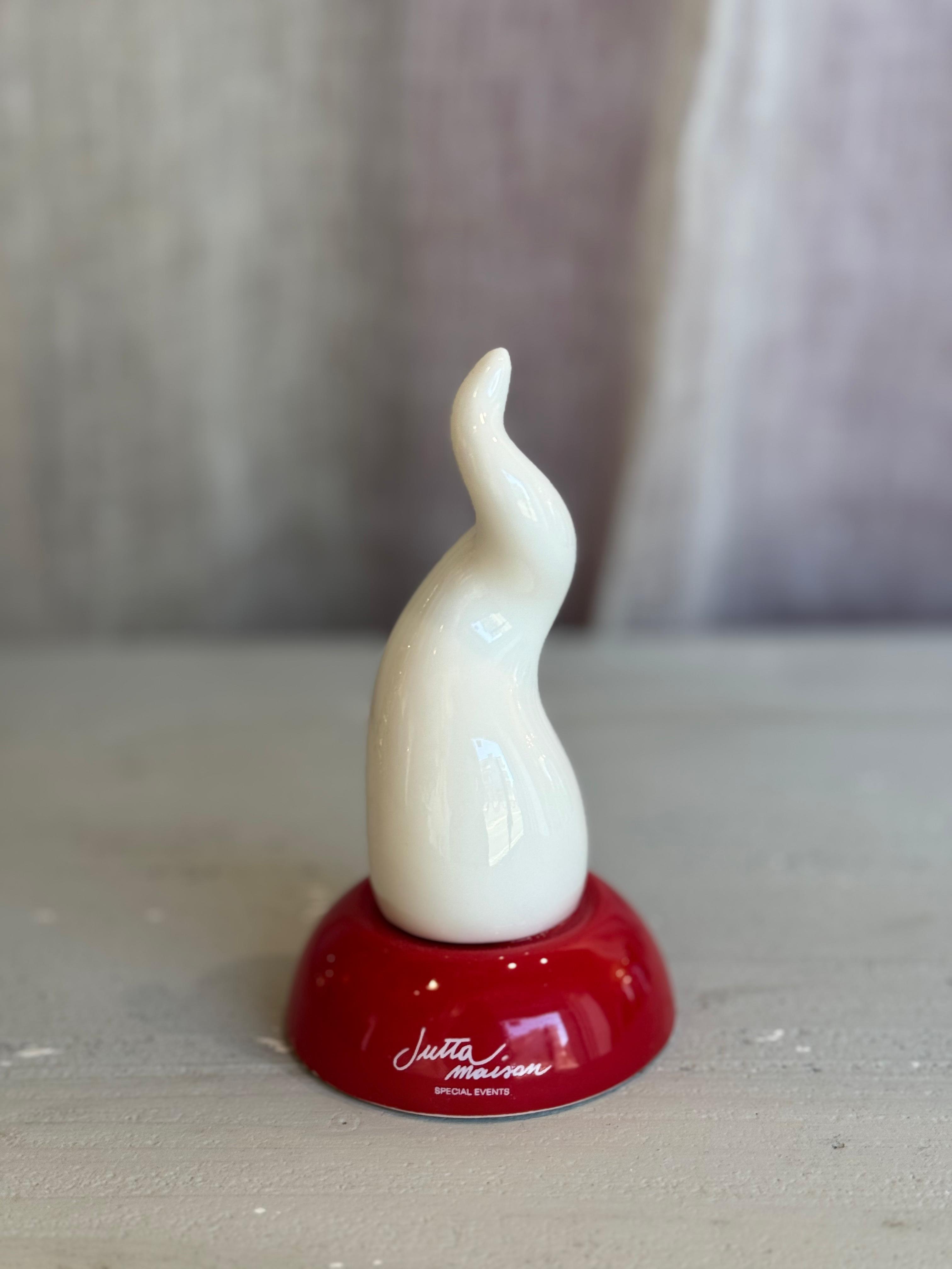 Corno bianco in ceramica su base rossa - H.13 cm